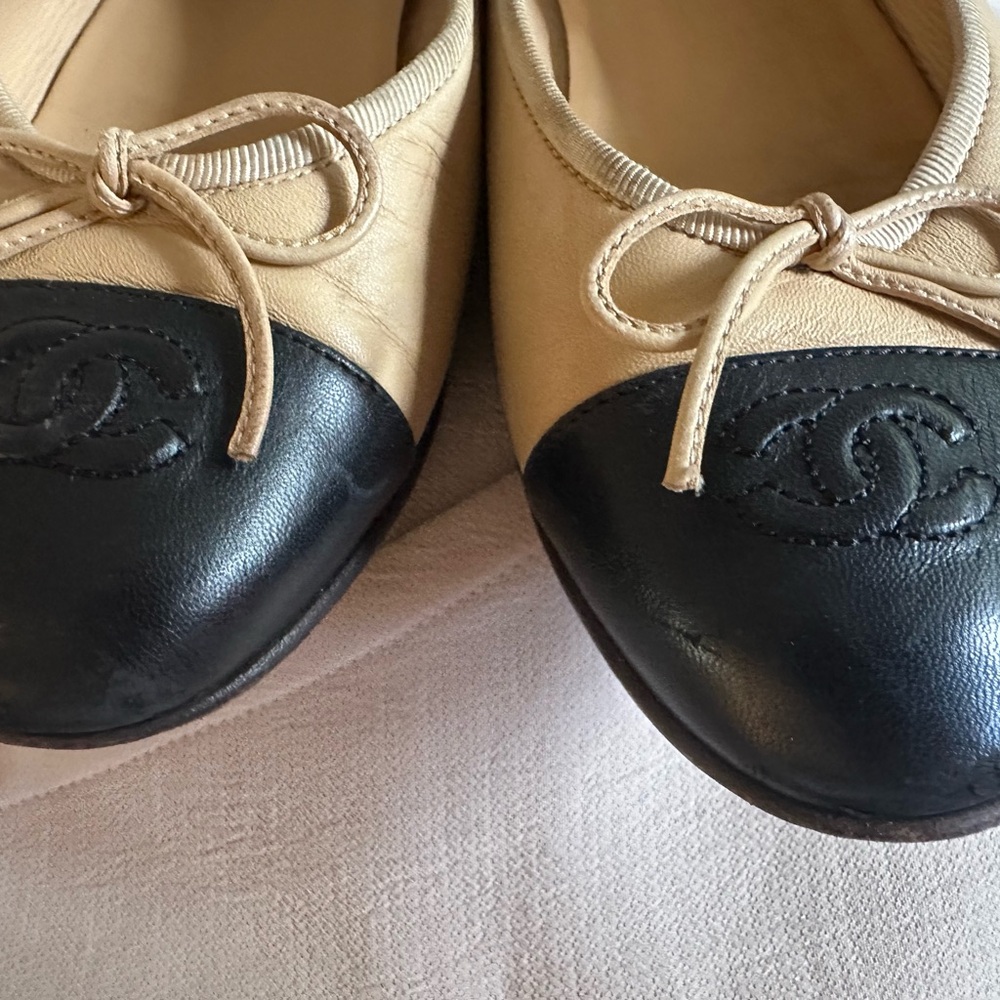 CHANEL CHANEL Classic Cap Toe Ballet Flats Beige & Black Leather – Size 9.5 - Picture 4 of 8
